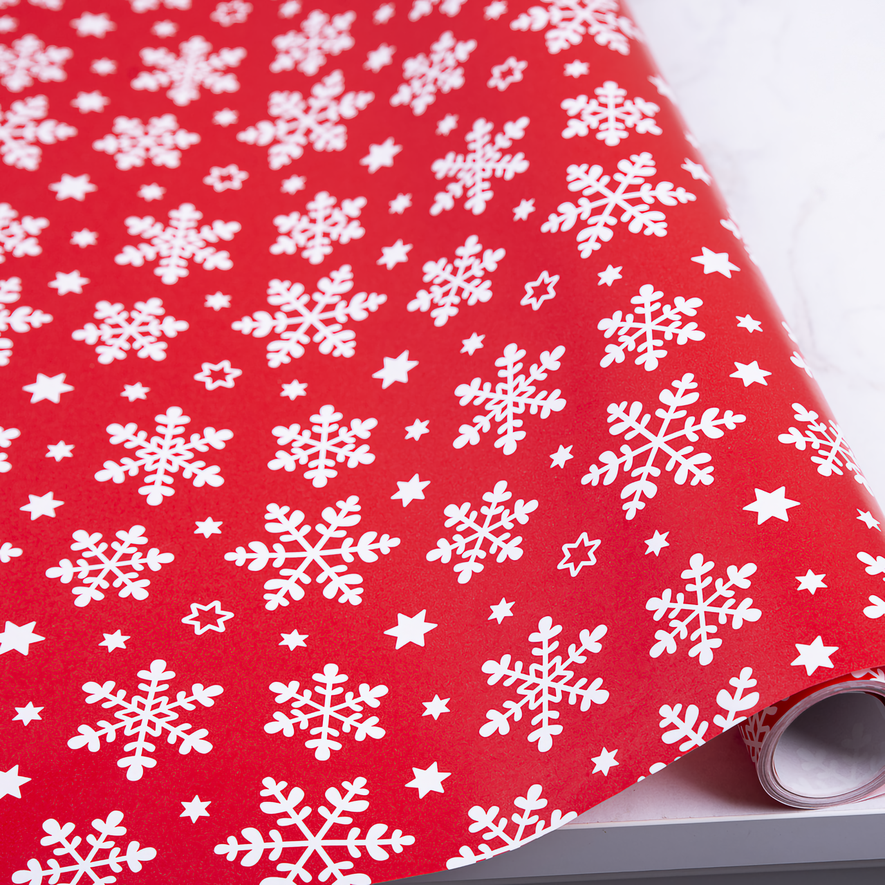 Подарунковий папір у рулоні “Білі сніжинки на червоному ” 70 см × 10 м