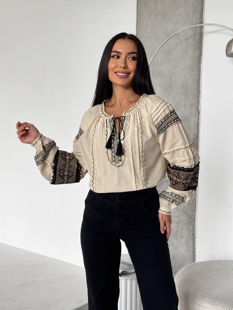 Жіноча блузка вишиванка з етнічним орнаментом світло-бежева