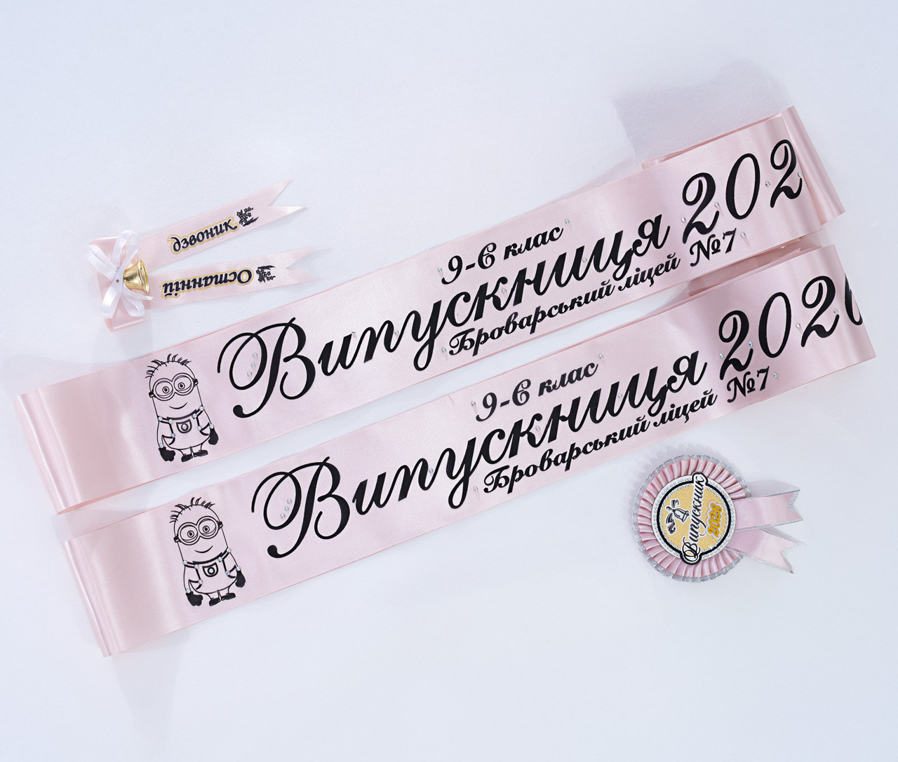 Пудровая стрічка на випускний 2026 чорним нанесенням макет міньйони