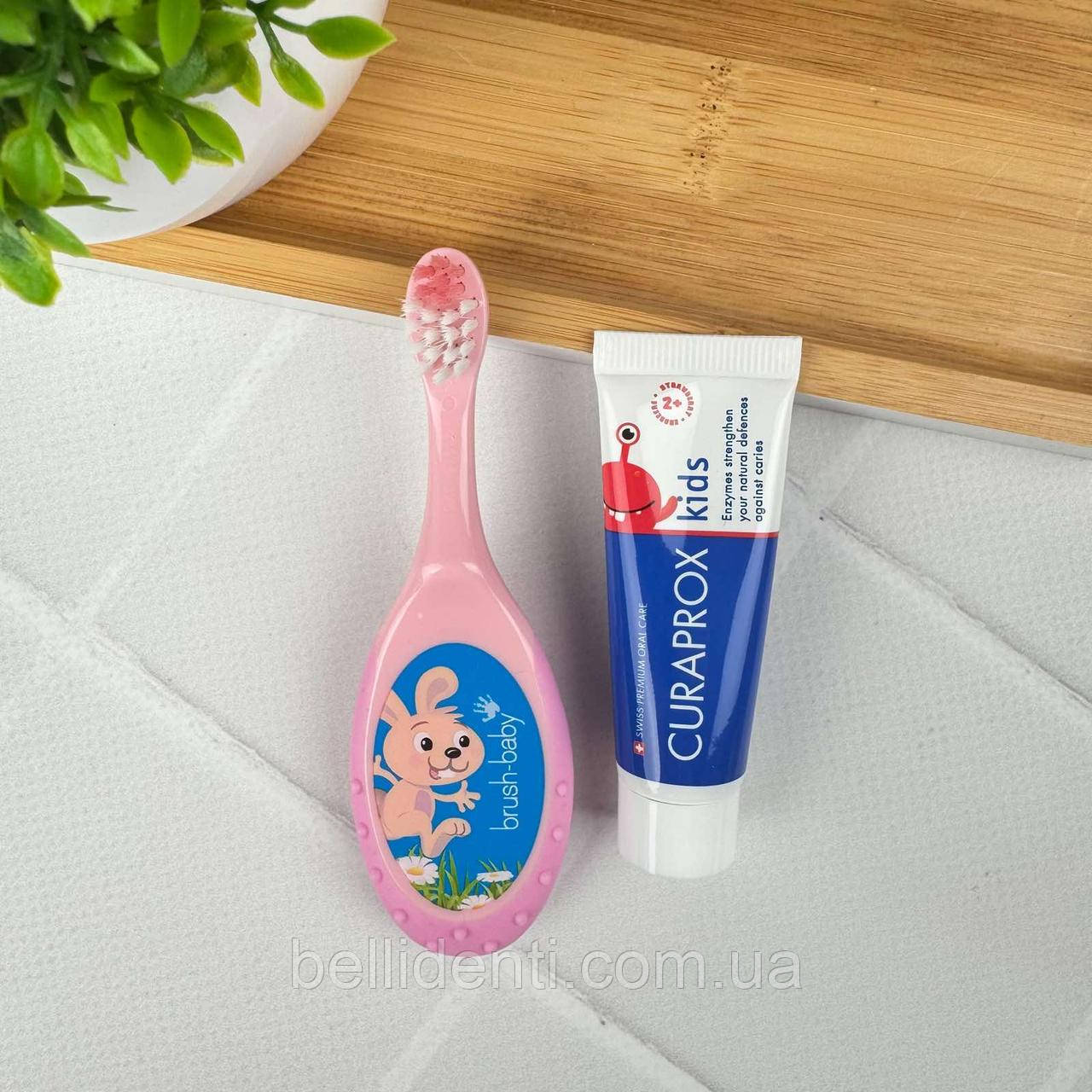 Набір Brush-Baby Floss Brush Curaprox Kids від 2 до 3 років (паста 10 мл з фтором+1 рожева щітка), фото 1