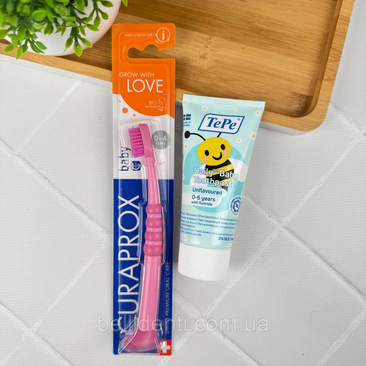 Перші зубки: набір для малюків від 0 до 4 років (зубна паста TePe Baby без смаку, 50 мл + щітка Curaprox Baby рожевого кольору)