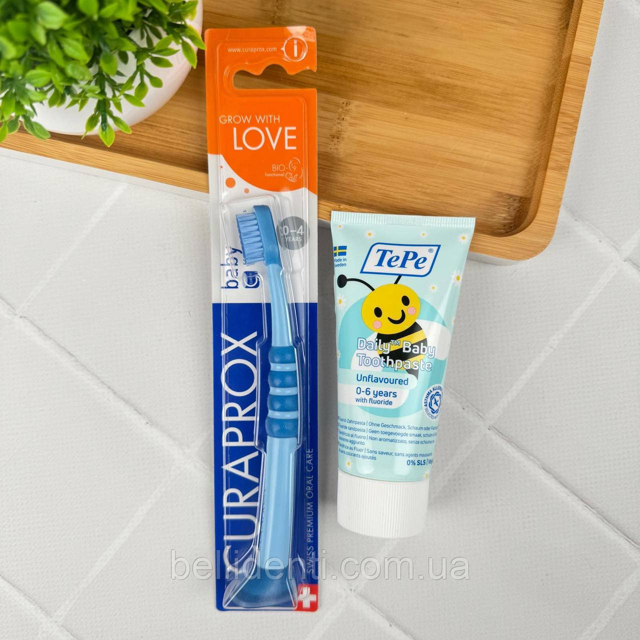 Перші зубки: набір для малюків від 0 до 4 років (зубна паста TePe Baby без смаку, 50 мл + щітка Curaprox Baby рожевого кольору)