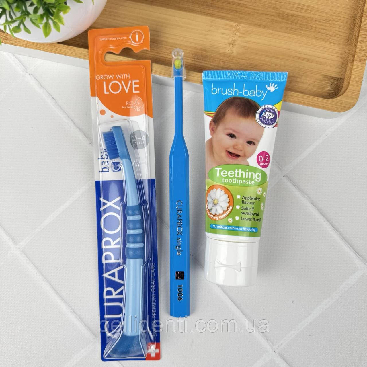 Набір при прорізуванні зубів від 0 до 2 років (синій): щітка Curaprox Baby + щітка Curaprox CS 1006 + паста Brush-Baby Teething із