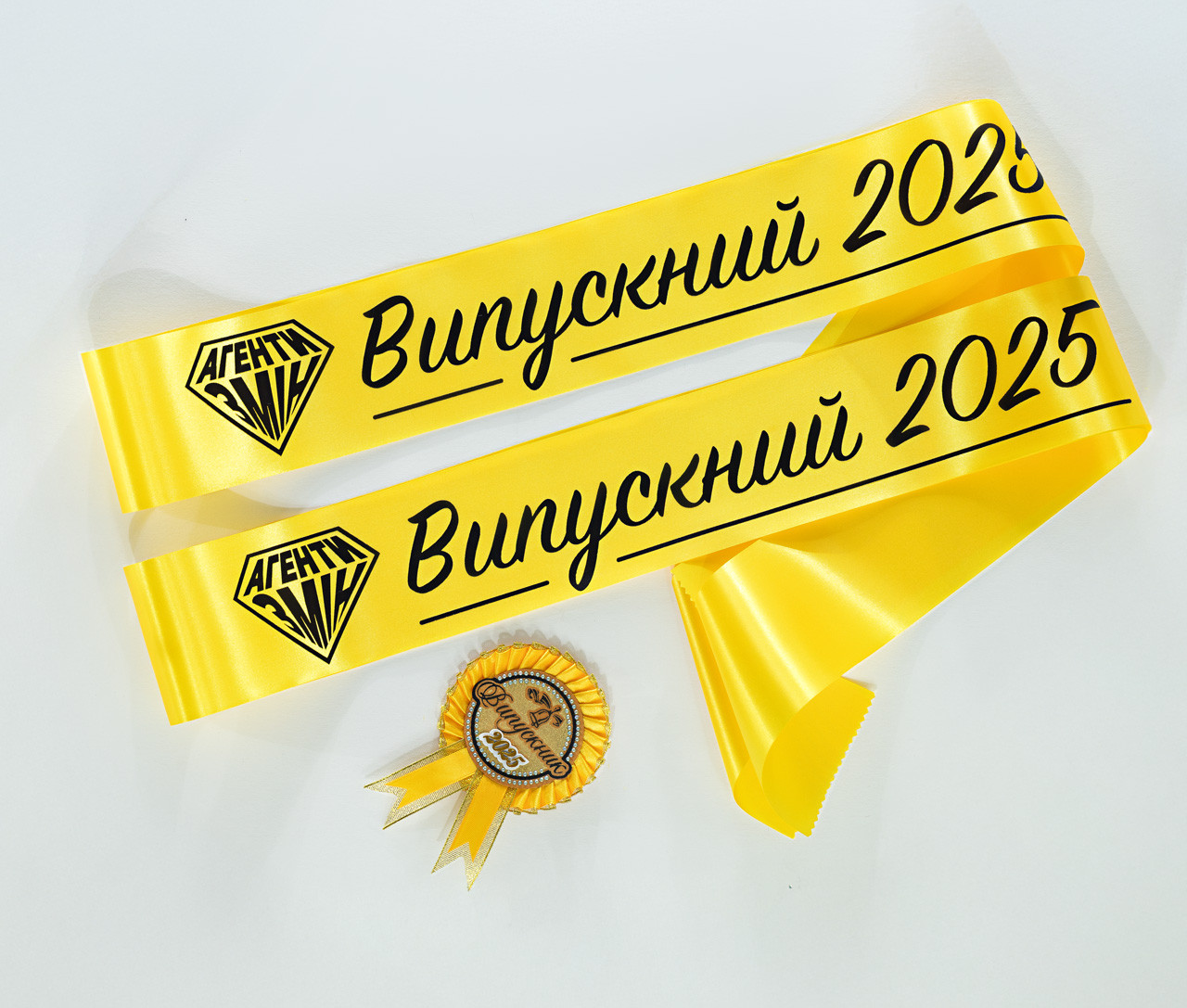 Жовті випускні стрічки 2026 з чорною фольгою, макет з логотипом