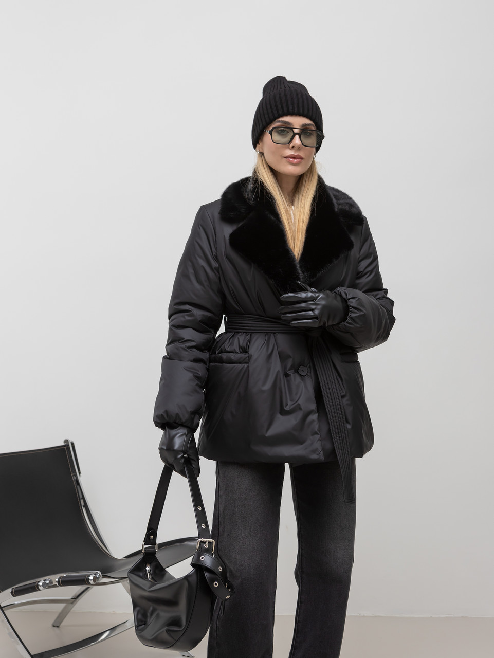 Жіноча зимова куртка з поясом і хутряним коміром, плащівка на синтипоні 120, розміри 40–54 чорна, фото 1