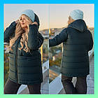 Жіноча зимова куртка батал подовжена тепла з капюшоном темно зелена пляшкова великі розміри утеплена на синтепоні