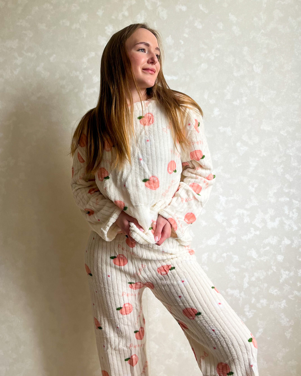 Махрова жіноча піжама білого кольору з персиками, універсальний розмір S–M, фото 1