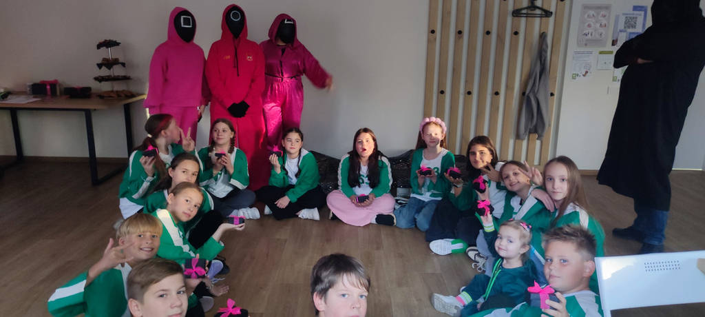 Маска героя із серіалу "Гра в кальмара" - фото покупців 4