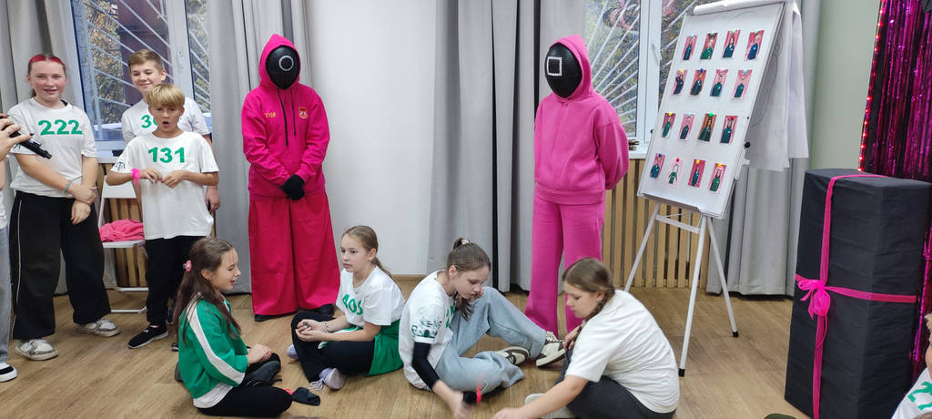 Маска героя із серіалу "Гра в кальмара" - фото покупців 2