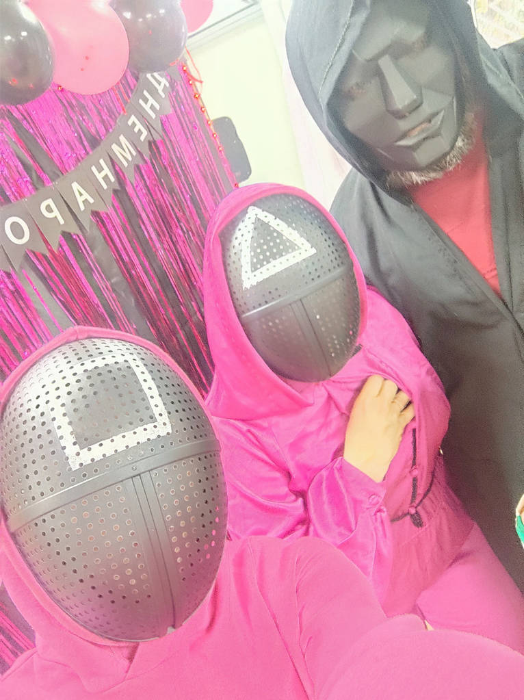 Маска героя із серіалу "Гра в кальмара" - фото покупців 3