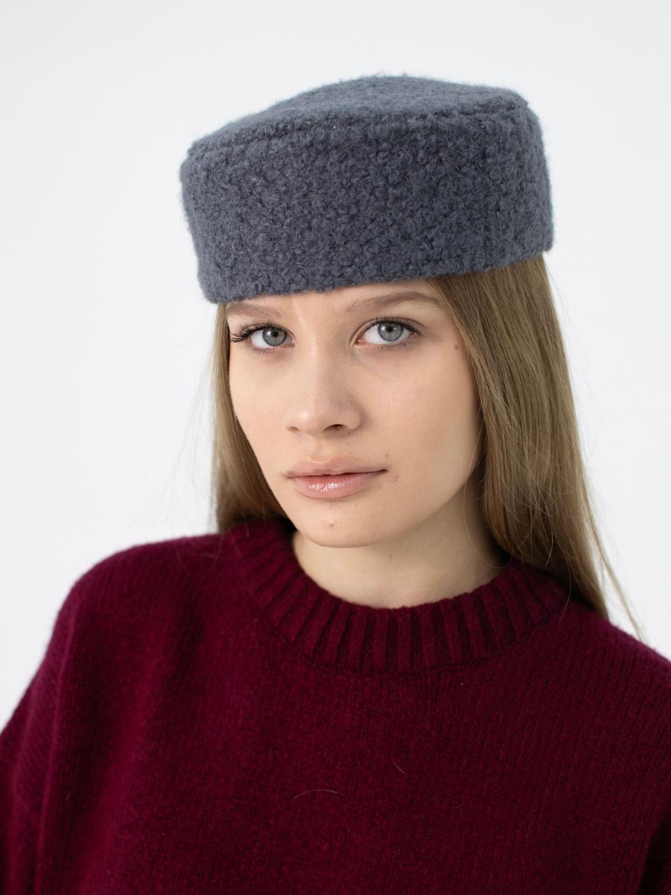 Капелюх таблетка з хутра букле сірого кольору