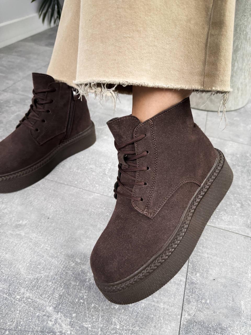 Жіночі зимові черевики на шнурівці та блискавці коричневі натуральна замша