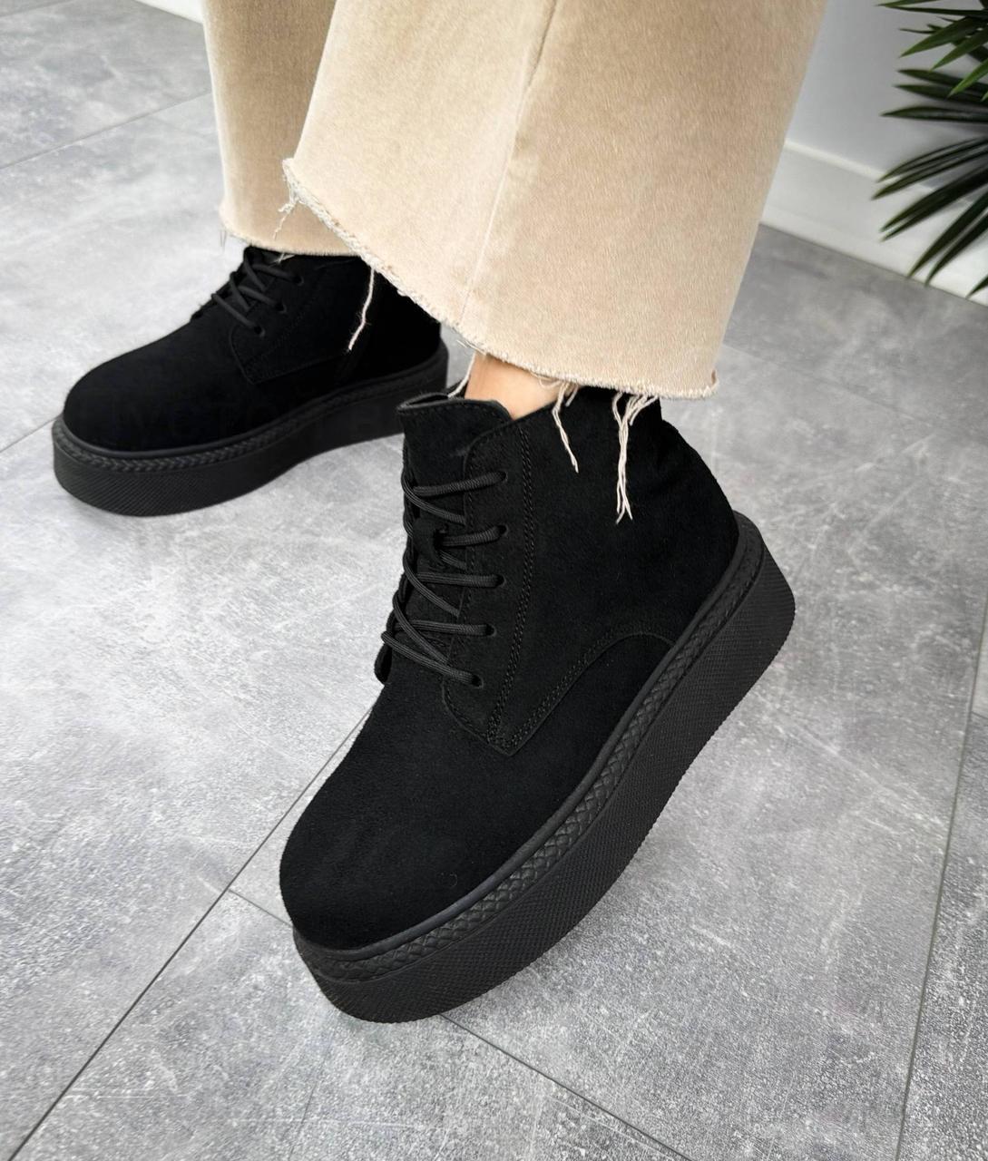 Жіночі зимові черевики на шнурівці та блискавці чорні натуральна замша