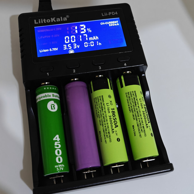 Зарядний пристрій Lii-PD4 заряджає акумулятори різного розміру Заряджання акумуляторів 18650 та 26650 одночасно