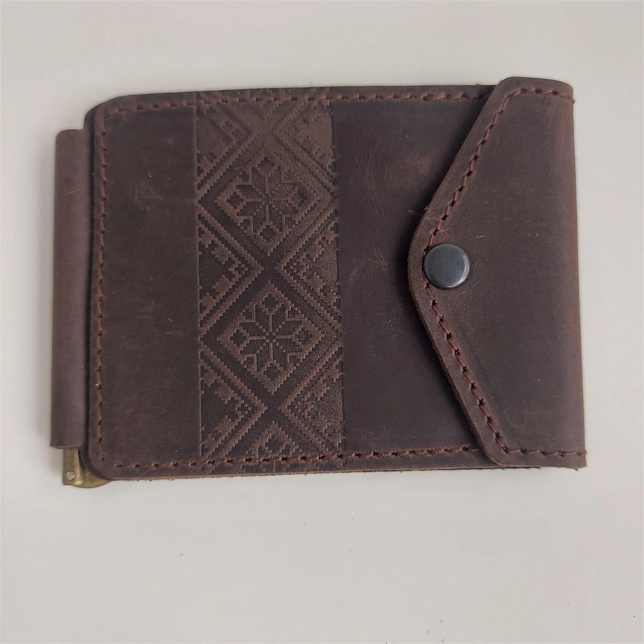 Зажим для грошей Вишиванка - тиснення коричневий (21484), фото 1