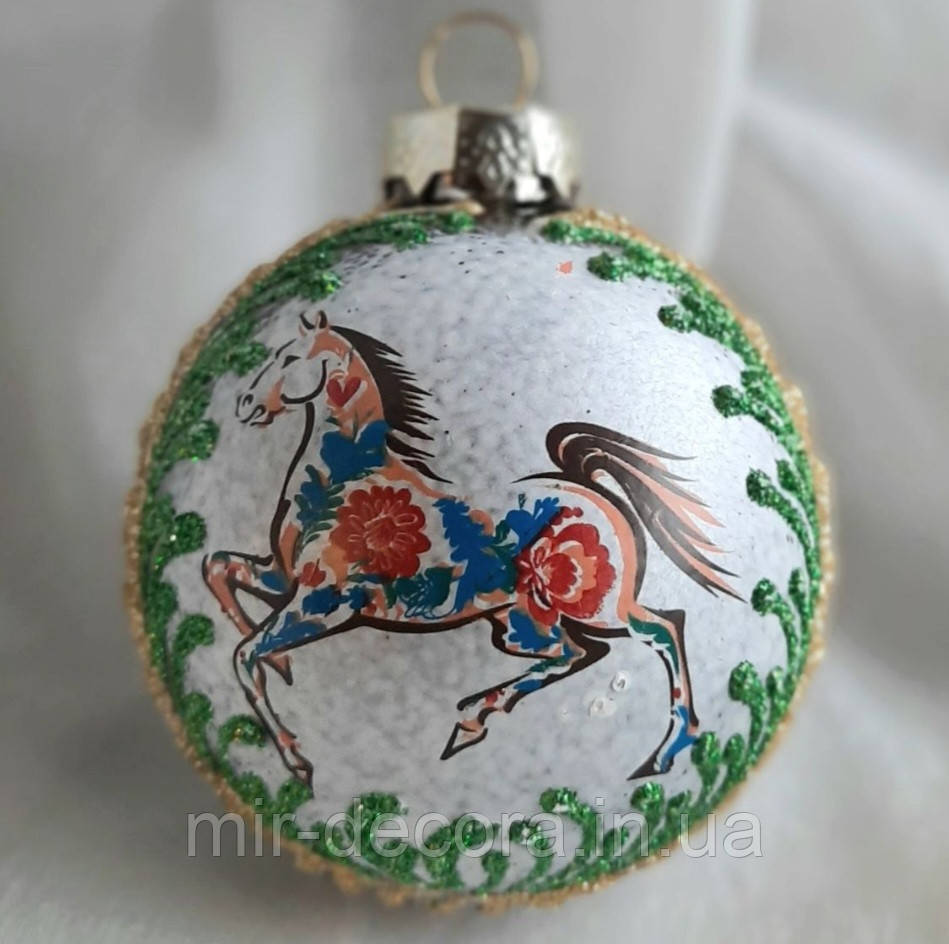 Новорічна іграшка зі скла символ року 65 мм "Кінь у квітучому лісі", фото 1