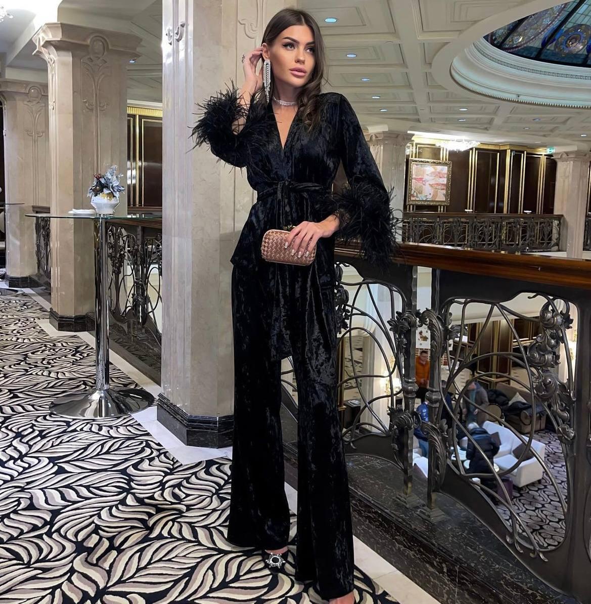 Жіночий оксамитовий брючний костюм у стилі кімоно з пір'ям боа, фото 1