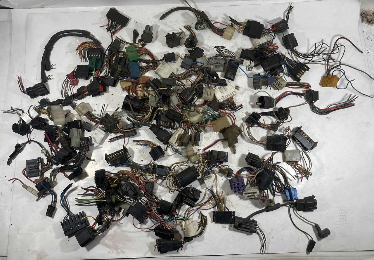 Роз'єм проводки штекер вага 2.2кг іномарки