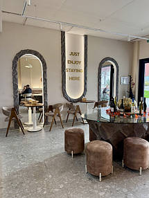 М'який стілець "Джим" з дерева і трендової дизайнерської тканини.