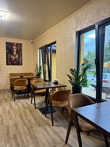 Диван м'який "Елеганс" для кафе та ресторанів
Квадратний стіл для кафе та ресторану "Серія 1" з натурального дерева та металу
М'який стілець "Джим" від виробника Lofty