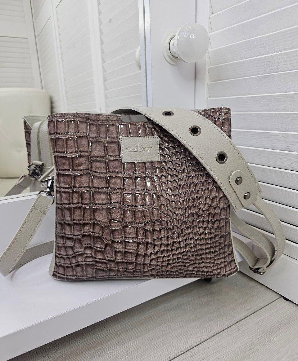 Жіноча сумка через плече кроссбоді сумочка сіро-бежева лакова екошкіра рептилія