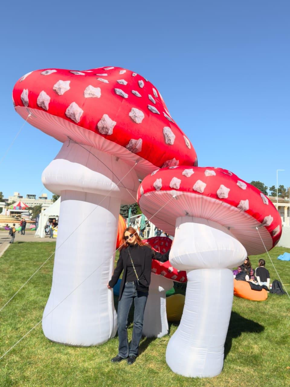 Надувна декорація арт-об’єкт гриби для виставок, сцен та фотозон 4 метри