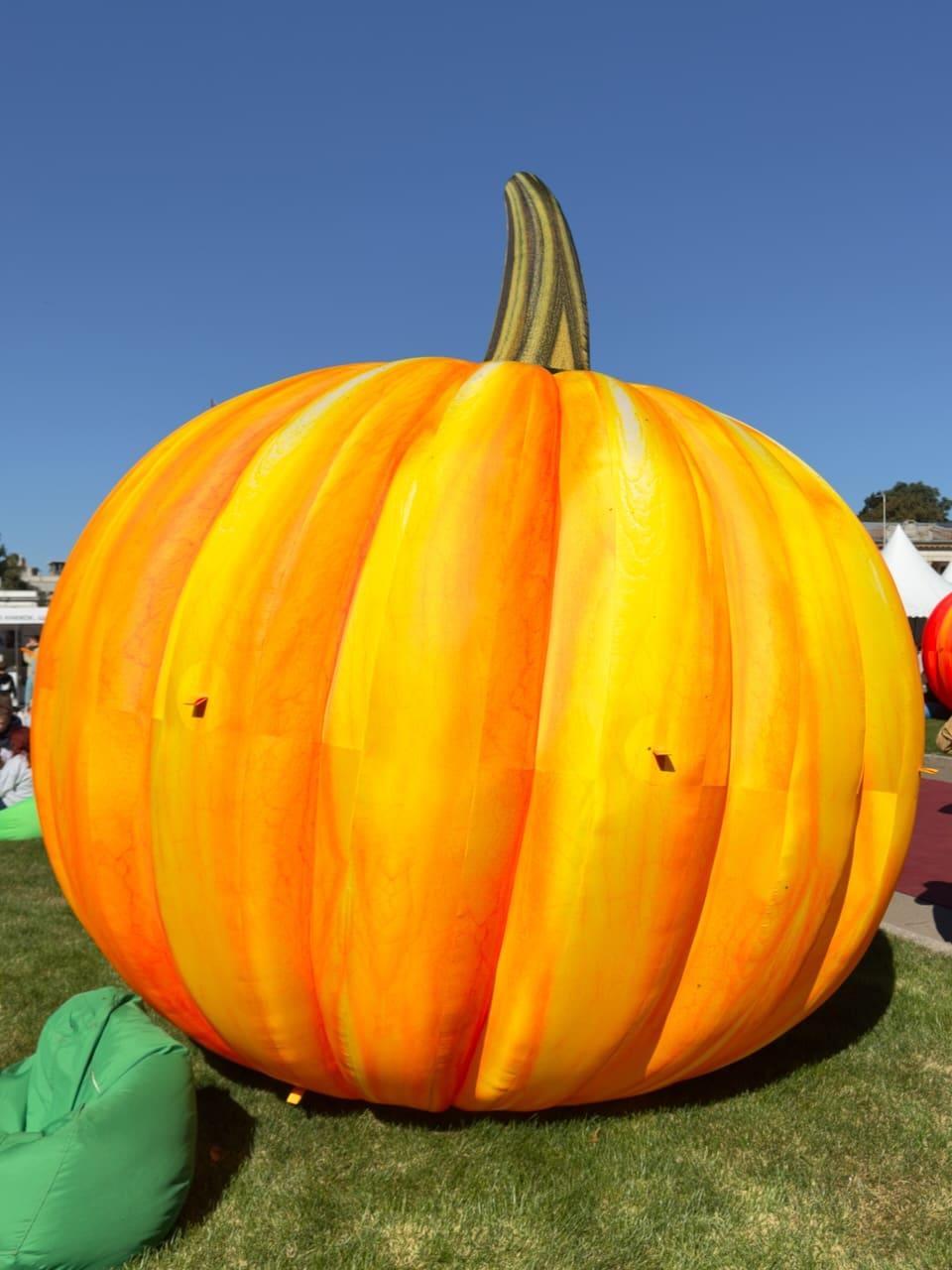 Надувна декорація гарбуз для фотозон, фестивалів і виставок 4 метри