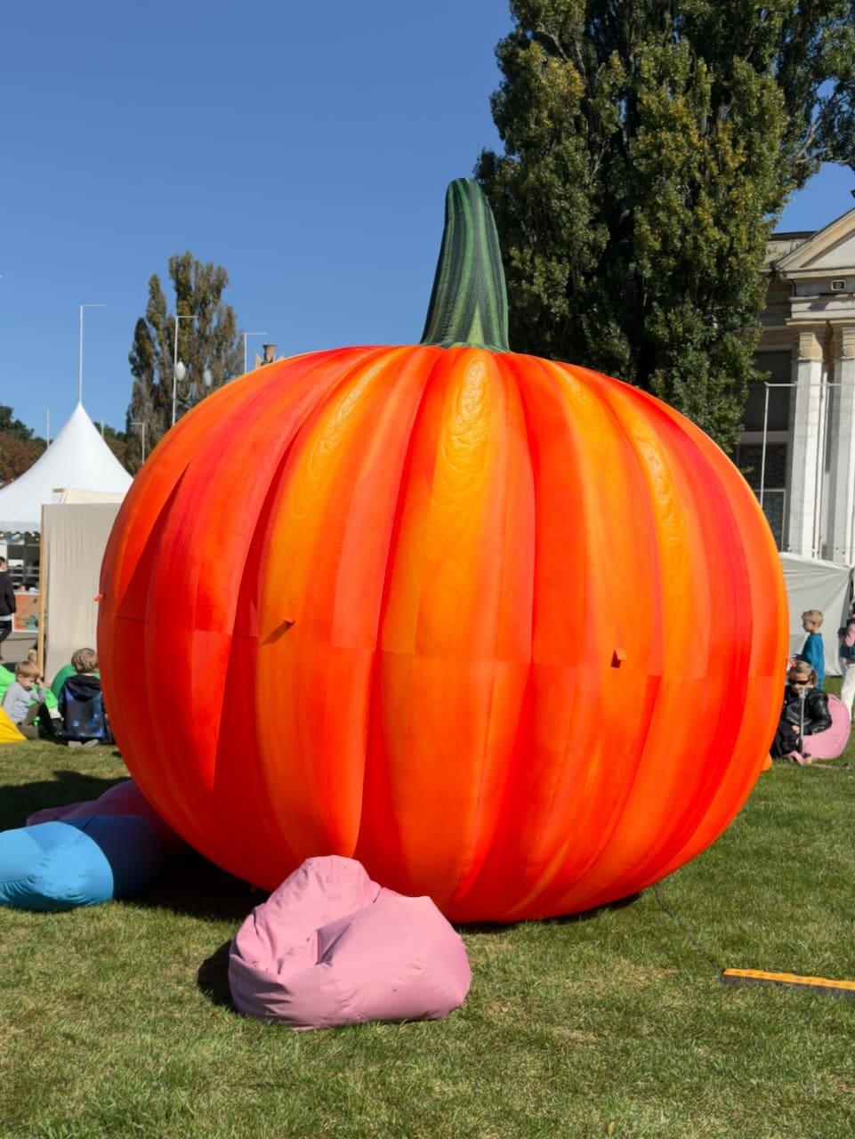 Надувна декорація гарбуз для фестивалів, фотозон і виставок 5 метрів