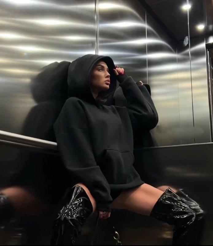 Жіноче худі ; колір: чорний ; розмір: oversize ;, фото 1