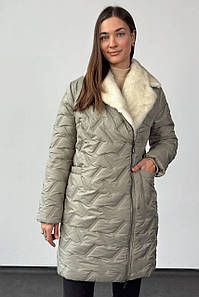 Куртка жіноча демісезонна стьобана подовжена з еко хутром оливкова 3772-02