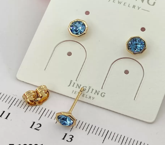 Сережки гвоздики з блакитним камінням Сваровскі медичне золото, фото 1