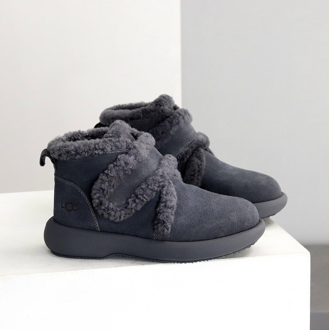 Жіночі зимові черевики на липучці сірі натуральна замша