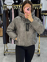 Жіноча коротка куртка з вареної екошкіри з капюшоном на холлофайбері