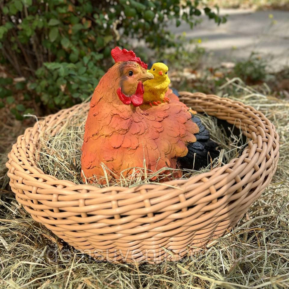 Садова фігура Курка з курчам у рудому кольорі в гнізді з ротангу (24×24×30 см, діаметр 45 см), фото 1