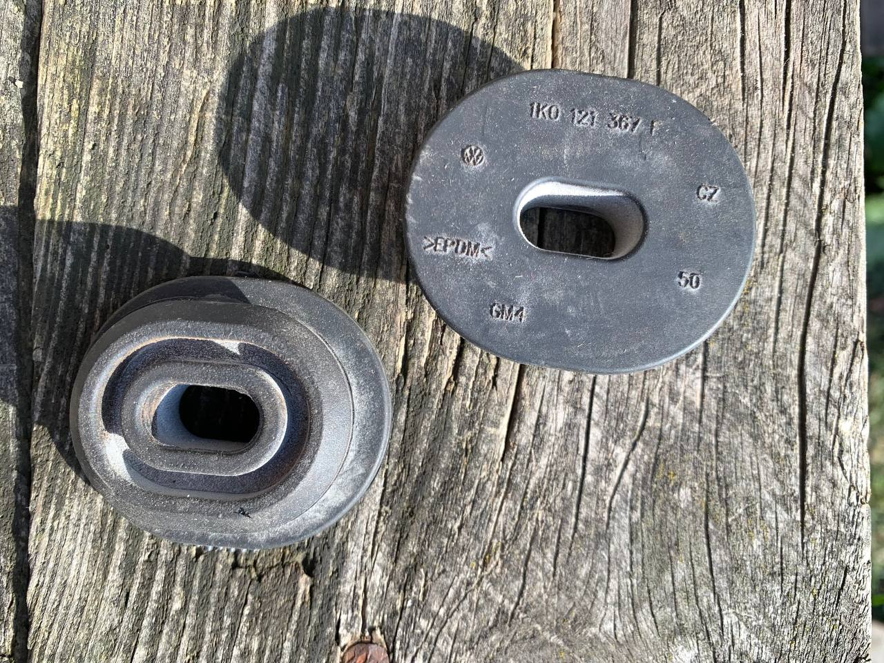 Кронштейн (подушка кріплення) радіатора нижній VW Audi Skoda Seat VAG 1K0121367F оригінал новий