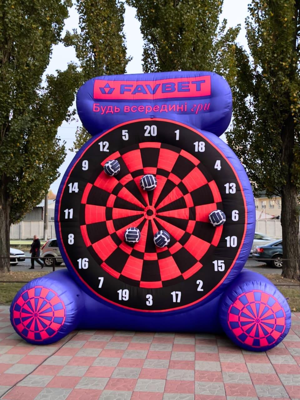 Надувний дартс інтерактивна гра з логотипом для заходів і промоакцій 4 метри
