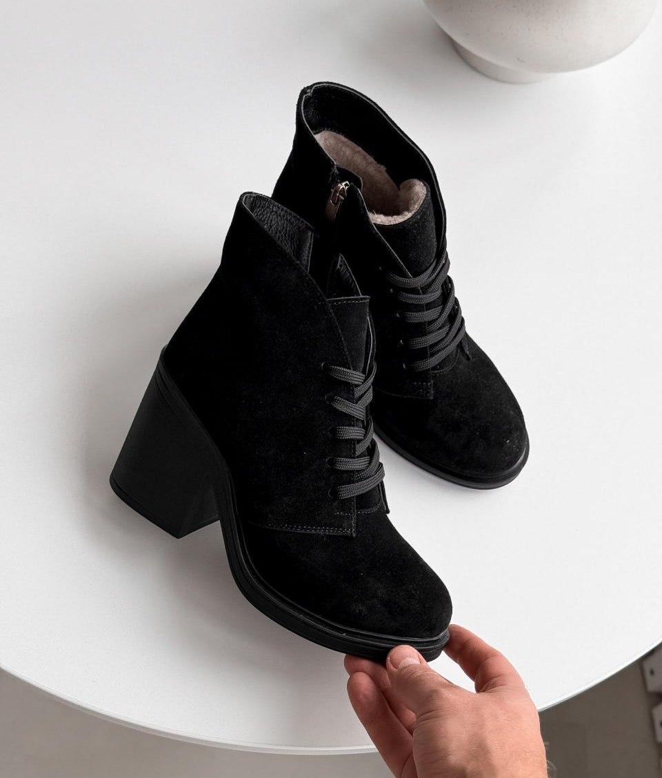 Жіночі зимові ботильйони на широкому підборі на хутрі чорні натуральна замша