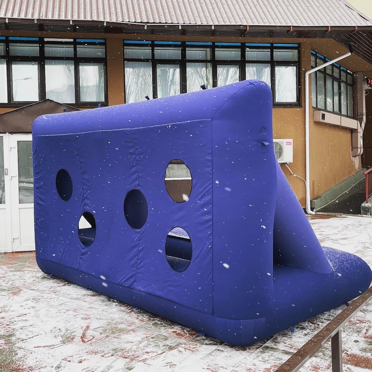 Надувні футбольні ворота з отворами для влучності 2 м