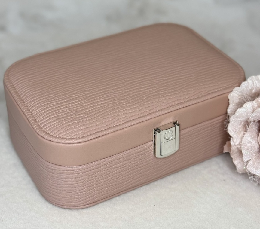 🤍Компактна яскрава скринька для прикрас зі шкірозамінника з приємною текстурою та з замочком, фото 1