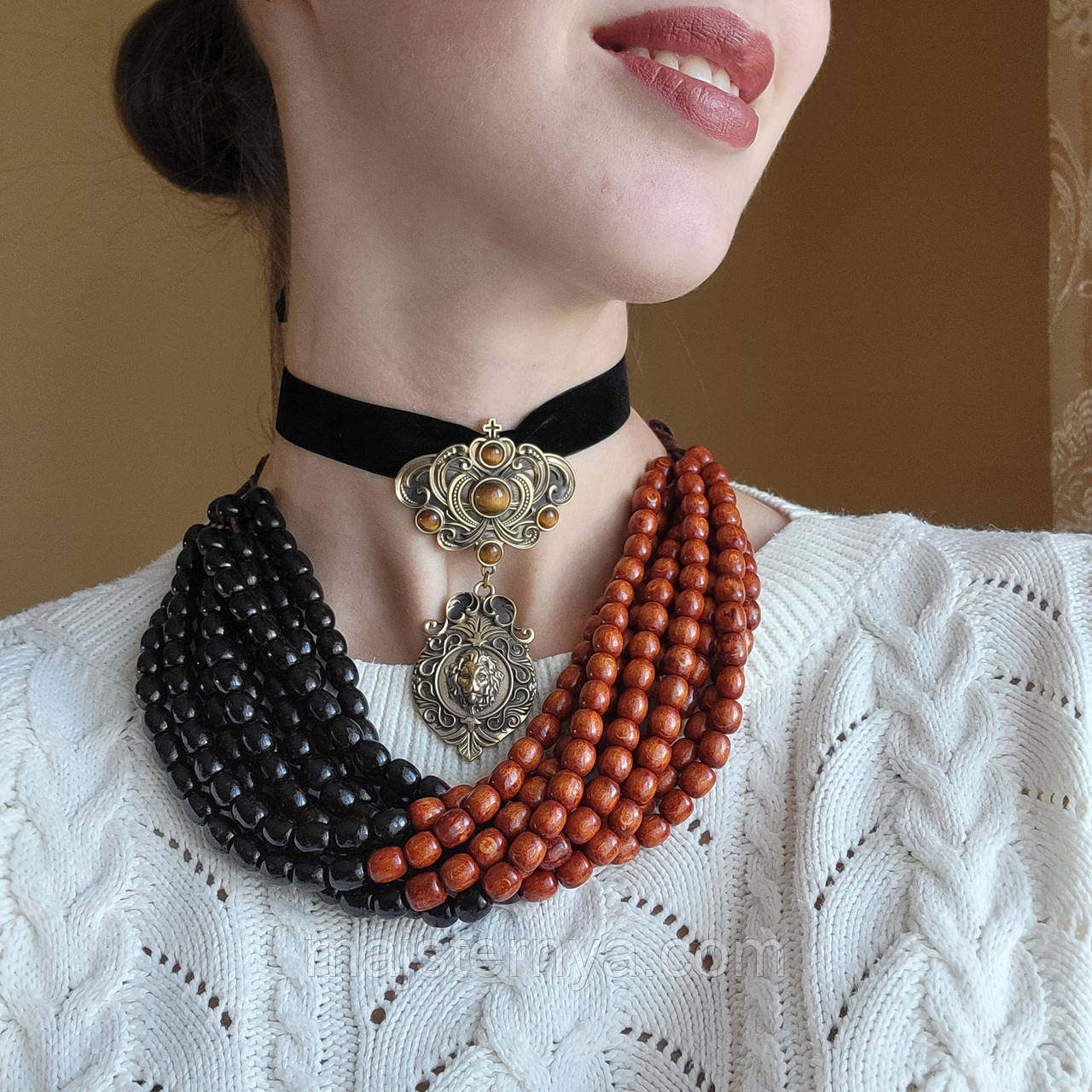 Дукач з багаторядним намистом "Лев"