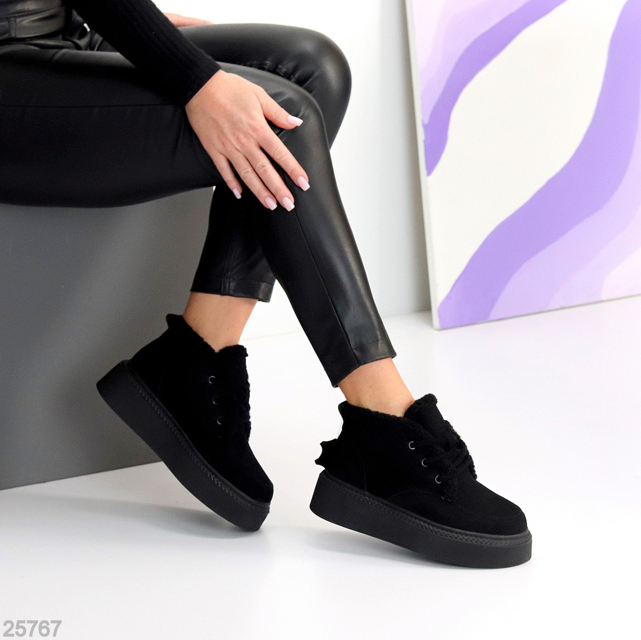 Стильні зимові чорні замшеві черевики на потовщеній підошві, фото 1