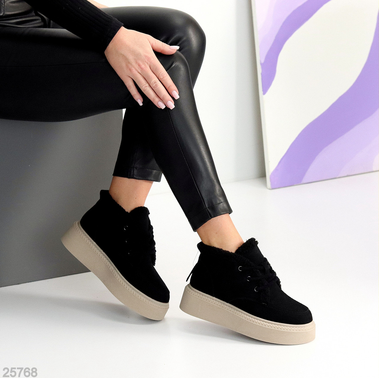 Стильні зимові чорні замшеві черевики на потовщеній бежевій підошві, фото 1