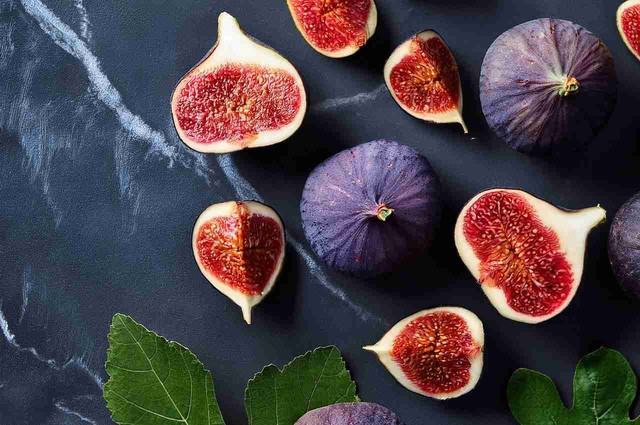 Інжир містить вітаміни групи B, а також вітаміни A, C, K та фолієву кислоту. інжир, споживання інжиру, користь інжиру, склад інжиру, чим корисний інжир, кому можна їсти інжир, кому не можна їсти інжир