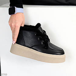 Стильні зимові чорні шкіряні черевики на потовщеній бежевій підошві