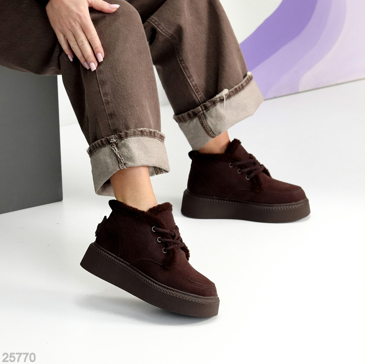 Стильні зимові шоколадні замшеві черевики на потовщеній підошві, фото 1