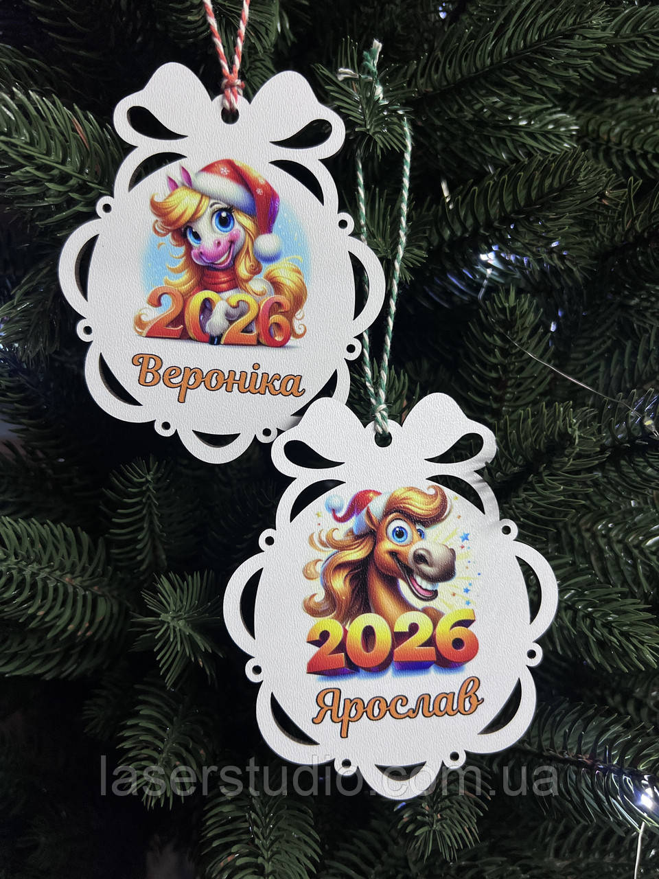 Дерев'яна іменна іграшка на ялинку з Конем символом 2026 року. Подарунки дітям на клас на день Святого Миколая, фото 1
