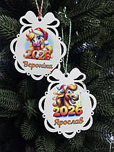 Дерев'яна іменна іграшка на ялинку з Конем символом 2026 року. Подарунки дітям на клас на день Святого Миколая