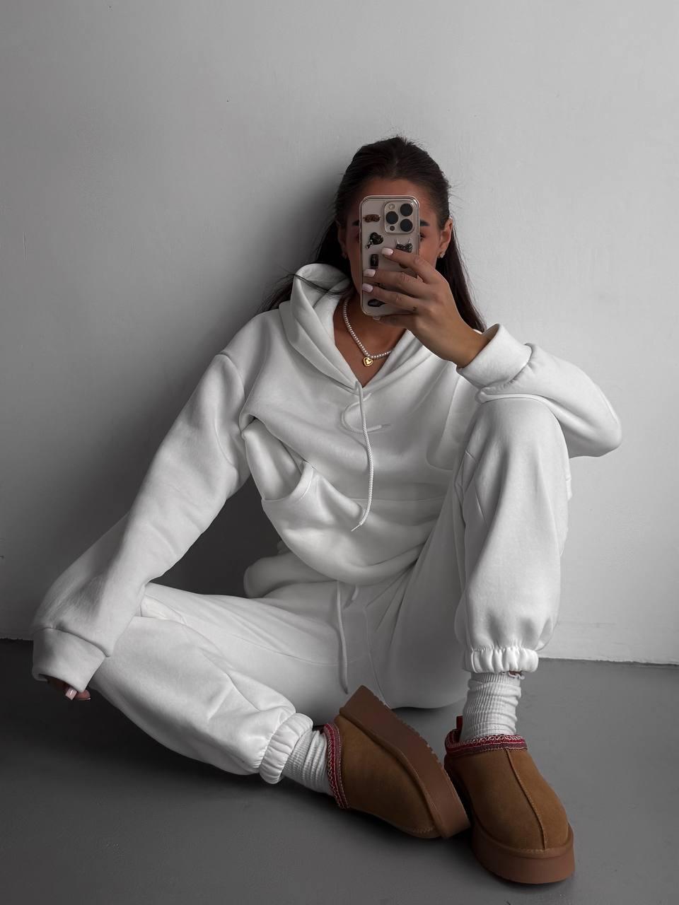 Молочний теплий жіночий костюм із турецької тринитки на флісі з написом на спині, фото 1