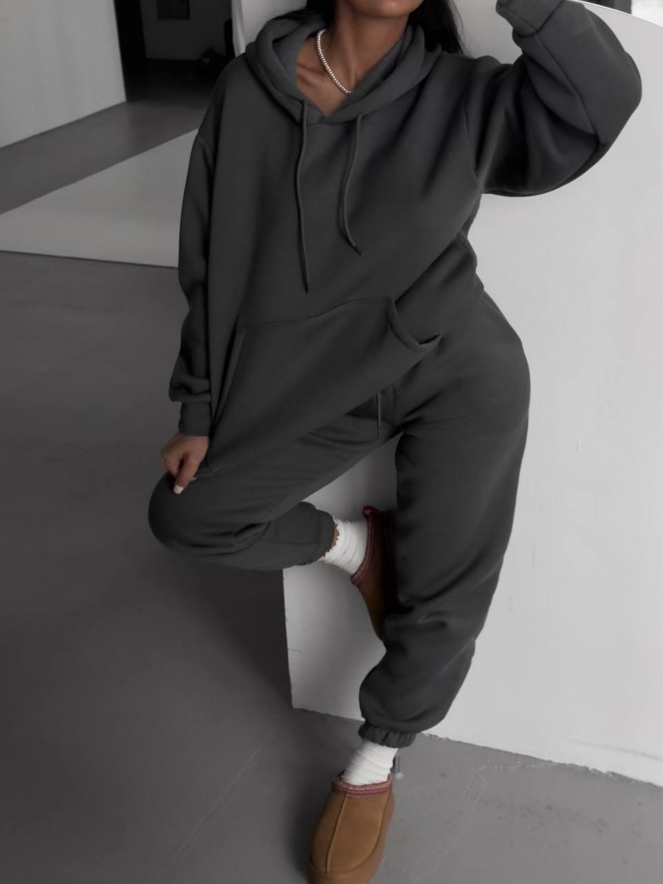 Графітовий теплий жіночий костюм із турецької тринитки на флісі з написом на спині, фото 1