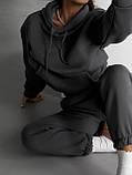Графітовий теплий жіночий костюм із турецької тринитки на флісі з написом на спині, фото 2